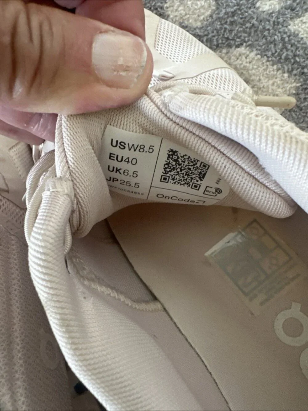 women’s on cloud athletic shoes size 8.5 excellent condition Cream Color